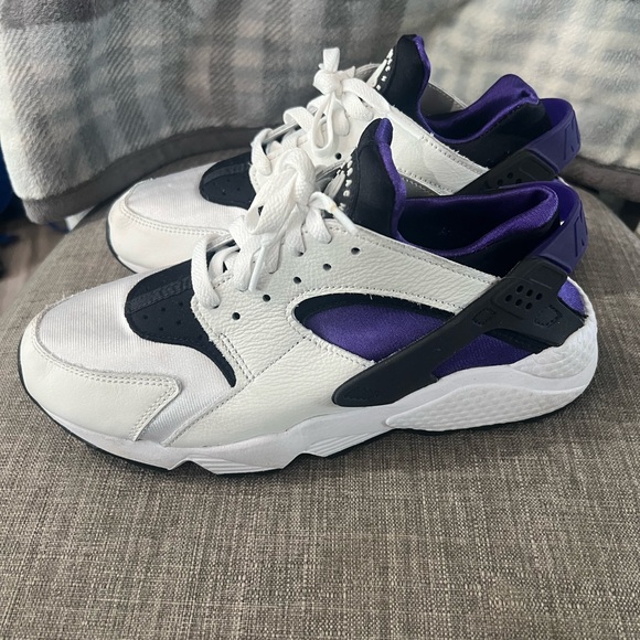Nike Shoes - Women’s Nike Huarache - Size 9